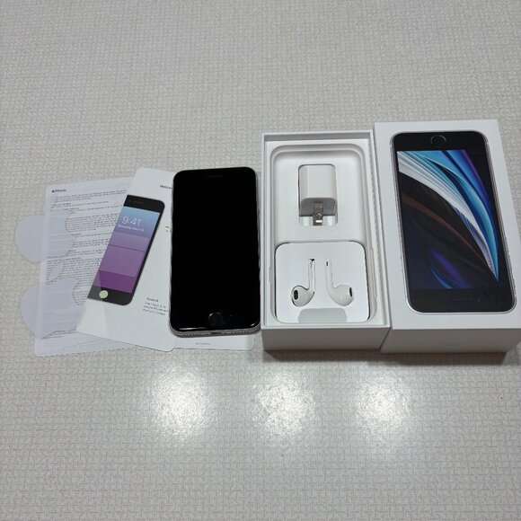 Apple Like New UNLOCKED White SE second generation with all original items boxed - Picture 3 of 7